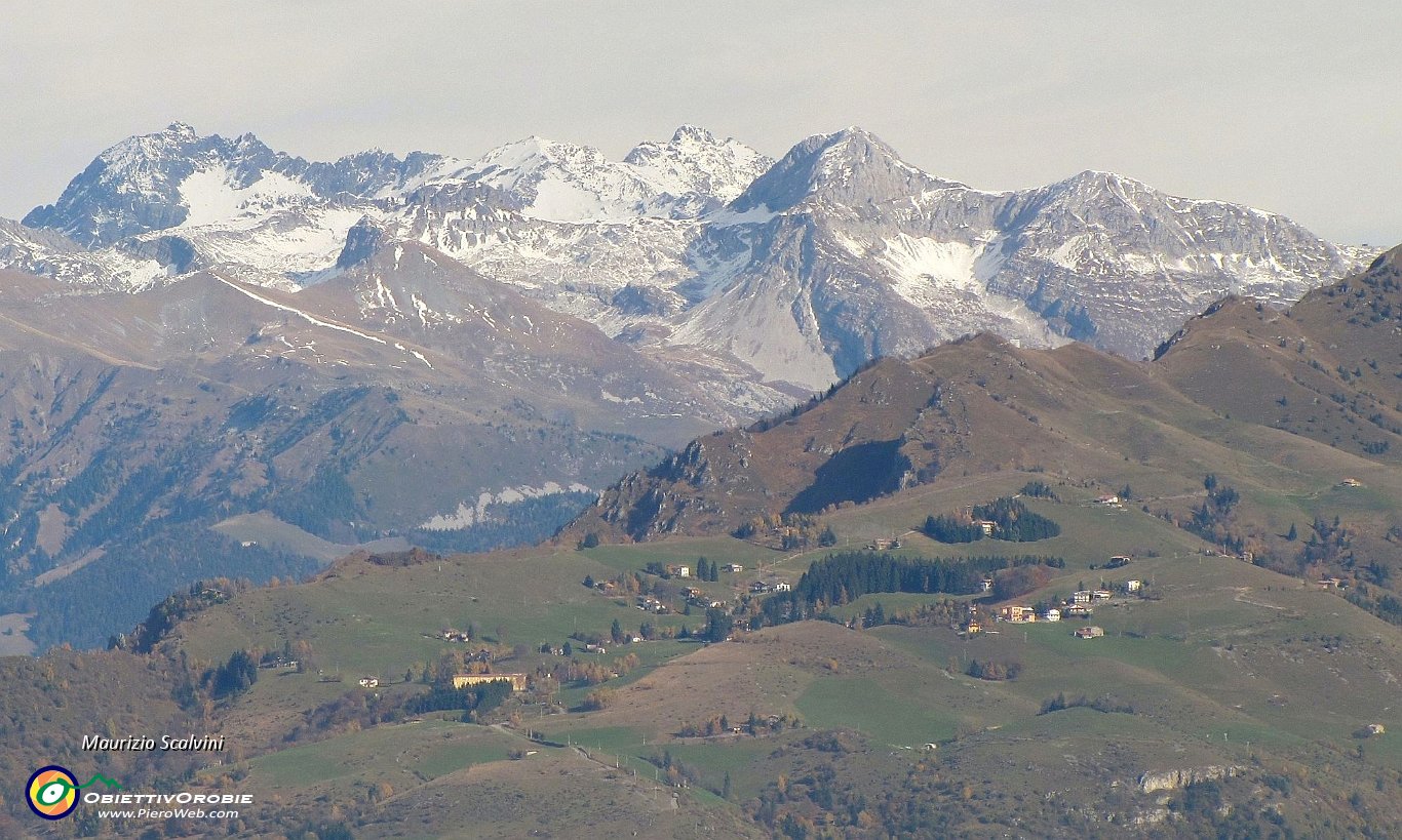 26 In primo piano il Farno. Sullo sfondo Recastello, Tre Confini e Gleno. Sulla destra Ferrante e Ferrantino..JPG